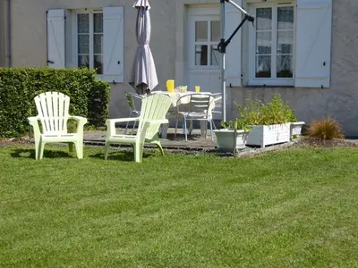 Jardin de l'établissement Gîte Champêtre avec Piscine Chauffée, Cheminée, et Terrasse en Plein Sud - FR-1-410-131