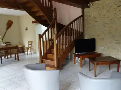 Télévision ou salle de divertissement dans l'établissement Gîte familial avec jardin et vélos, proche Le Mans - FR-1-410-146