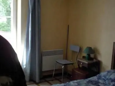 Un ou plusieurs lits dans un hébergement de l'établissement Charmante Fermette Rénovée avec Terrasse Privative et Vélos, 2 Chambres, Proche Le Lude - FR-1-410-155