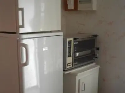 Cuisine ou kitchenette dans l'établissement Charmante Fermette Rénovée avec Terrasse Privative et Vélos, 2 Chambres, Proche Le Lude - FR-1-410-155