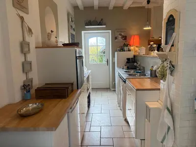 Cuisine ou kitchenette dans l'établissement Gîte spacieux rénové en 1850 avec grand jardin, terrasse, jeux pour enfants et équipements modernes ! - FR-1-410-172