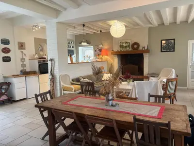 Cuisine ou kitchenette dans l'établissement Gîte spacieux rénové en 1850 avec grand jardin, terrasse, jeux pour enfants et équipements modernes ! - FR-1-410-172