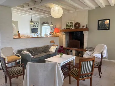Télévision ou salle de divertissement dans l'établissement Gîte spacieux rénové en 1850 avec grand jardin, terrasse, jeux pour enfants et équipements modernes ! - FR-1-410-172