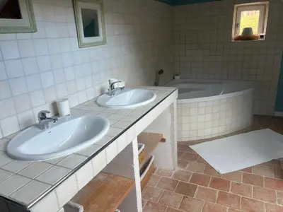 Salle de bains dans l'établissement Gîte spacieux rénové en 1850 avec grand jardin, terrasse, jeux pour enfants et équipements modernes ! - FR-1-410-172