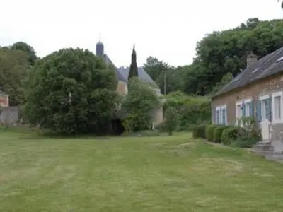 Jardin de l'établissement Gîte spacieux rénové en 1850 avec grand jardin, terrasse, jeux pour enfants et équipements modernes ! - FR-1-410-172
