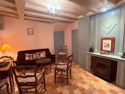 Coin salon dans l'établissement Charme du XVIIe avec grand terrain clos, dépendances restaurées, jardin, garage fermé et équipements divers - FR-1-410-157