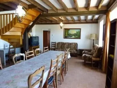 Coin salon dans l'établissement Gîte spacieux et paisible près du Mans avec grand terrain, 15 couchages, ping-pong et WIFI - FR-1-410-178