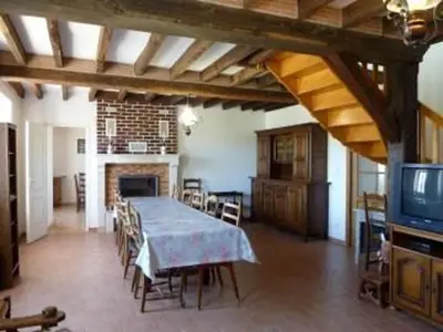 Télévision ou salle de divertissement dans l'établissement Gîte spacieux et paisible près du Mans avec grand terrain, 15 couchages, ping-pong et WIFI - FR-1-410-178