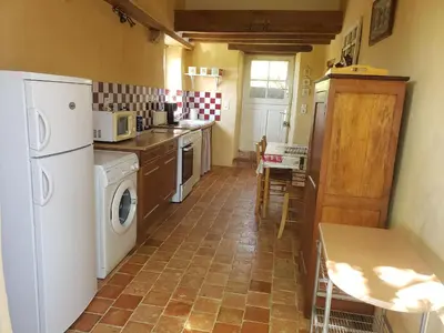 Cuisine ou kitchenette dans l'établissement Charmante maison paysanne rénovée avec grand terrain, proche de la rivière et du village médiéval - FR-1-410-162