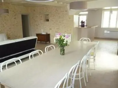 Coin salon dans l'établissement Gîte 8 pers. avec jardin et terrasses, 4 chambres, proche Le Mans et Sablé, idéal pour familles - FR-1-410-192