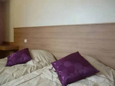 Un ou plusieurs lits dans un hébergement de l'établissement Gîte 8 pers. avec jardin et terrasses, 4 chambres, proche Le Mans et Sablé, idéal pour familles - FR-1-410-192