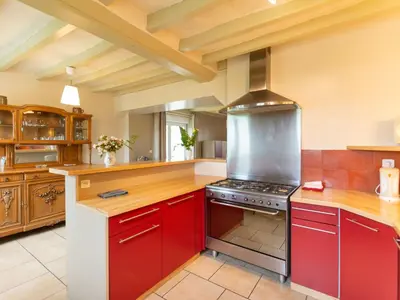Cuisine ou kitchenette dans l'établissement Gîte 8 pers. avec jardin et terrasses, 4 chambres, proche Le Mans et Sablé, idéal pour familles - FR-1-410-192