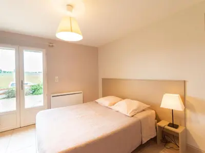 Un ou plusieurs lits dans un hébergement de l'établissement Gîte 8 pers. avec jardin et terrasses, 4 chambres, proche Le Mans et Sablé, idéal pour familles - FR-1-410-192