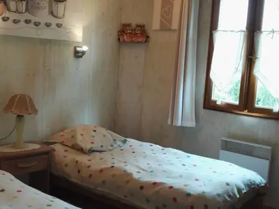 Un ou plusieurs lits dans un hébergement de l'établissement Maison en bois avec jardin, idéal randonnée, fibre haut débit, équipements bébé près du Mans et Tours - FR-1-410-195