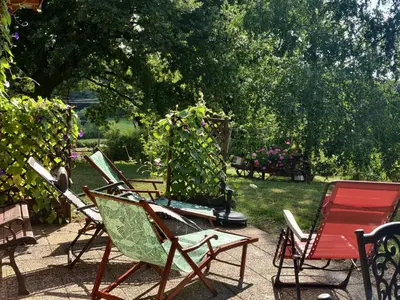 Jardin de l'établissement Maison en bois avec jardin, idéal randonnée, fibre haut débit, équipements bébé près du Mans et Tours - FR-1-410-195