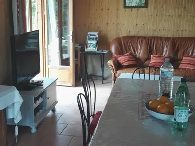 Coin salon dans l'établissement Maison en bois avec jardin, idéal randonnée, fibre haut débit, équipements bébé près du Mans et Tours - FR-1-410-195