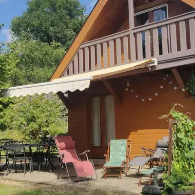 Maison en bois avec jardin