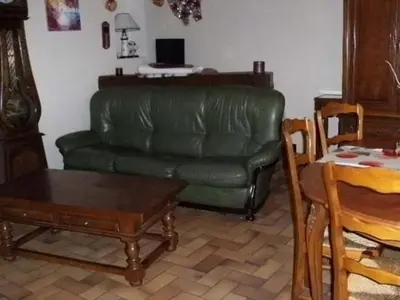 Coin salon dans l'établissement Charmante longère avec grand terrain au bord de la forêt de Bercé, idéale pour des vacances paisibles - FR-1-410-200