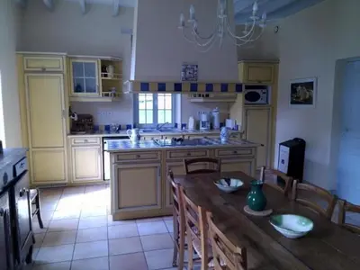 Cuisine ou kitchenette dans l'établissement Gîte familial & authentique avec jardin arboré, entre Angers & Le Mans, idéal visites & détente - FR-1-410-208