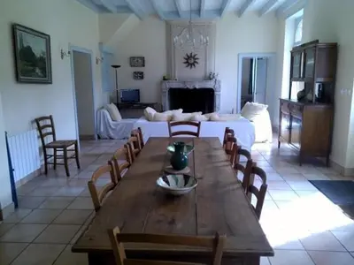 Coin salon dans l'établissement Gîte familial & authentique avec jardin arboré, entre Angers & Le Mans, idéal visites & détente - FR-1-410-208