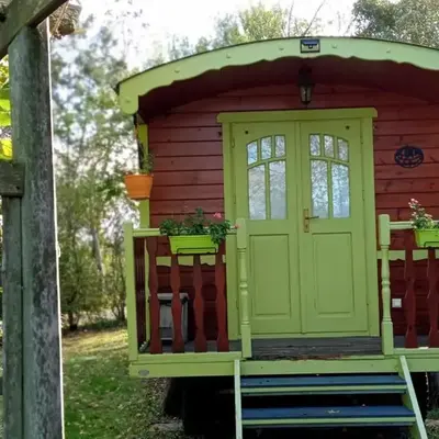 Roulotte bucolique en bois avec terrasse