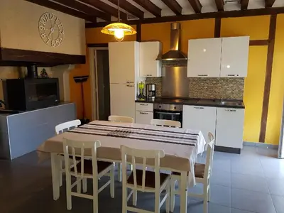 Cuisine ou kitchenette dans l'établissement Gîte tout confort près du circuit des 24 Heures, cadre verdoyant, étang clos, 6 pers., lits faits - FR-1-410-207