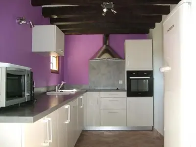 Cuisine ou kitchenette dans l'établissement Fermette charmante, nature préservée, forêt de Bercé, détente, cheminée, grand jardin, proche Le Mans - FR-1-410-210