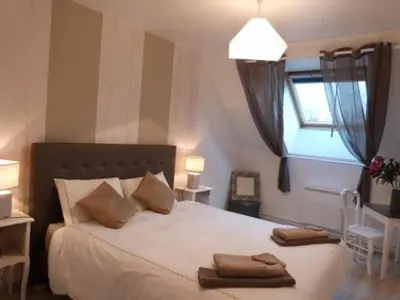 Un ou plusieurs lits dans un hébergement de l'établissement Fermette rénovée avec terrasse, internet et garage près de Vallon-sur-Gée - FR-1-410-212