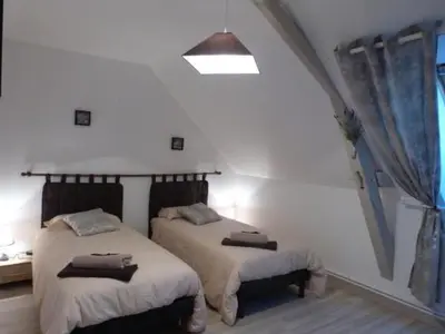 Un ou plusieurs lits dans un hébergement de l'établissement Fermette rénovée avec terrasse, internet et garage près de Vallon-sur-Gée - FR-1-410-212