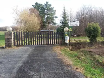 Plan de l'établissement Gîte spacieux avec salle de jeux, tennis et cheminée, idéal pour familles et amis jusqu'à 15 pers. - FR-1-410-223