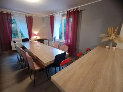 Plan de l'établissement Gîte spacieux avec salle de jeux, tennis et cheminée, idéal pour familles et amis jusqu'à 15 pers. - FR-1-410-223