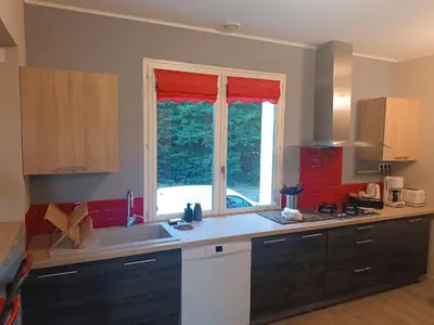 Cuisine ou kitchenette dans l'établissement Gîte spacieux avec salle de jeux, tennis et cheminée, idéal pour familles et amis jusqu'à 15 pers. - FR-1-410-223