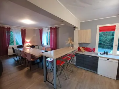 Cuisine ou kitchenette dans l'établissement Gîte spacieux avec salle de jeux, tennis et cheminée, idéal pour familles et amis jusqu'à 15 pers. - FR-1-410-223