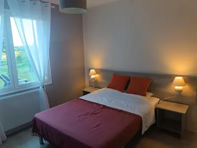 Un ou plusieurs lits dans un hébergement de l'établissement Gîte spacieux avec salle de jeux, tennis et cheminée, idéal pour familles et amis jusqu'à 15 pers. - FR-1-410-223