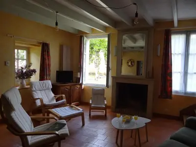 Télévision ou salle de divertissement dans l'établissement Gîte de Charme au Cœur d'une Petite Cité de Caractère près d'une Rivière et Monuments Historiques - FR-1-410-237