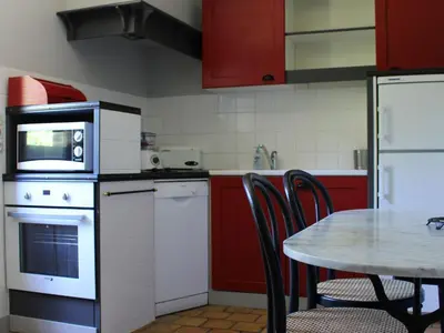 Cuisine ou kitchenette dans l'établissement Maison de campagne avec grand jardin, cheminée, vélos et wifi à Berfay - FR-1-410-242