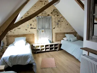 Un ou plusieurs lits dans un hébergement de l'établissement Gîte charmant proche du Mans : nature, objets atypiques et ambiance familiale - FR-1-410-249