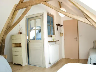 Un ou plusieurs lits dans un hébergement de l'établissement Gîte charmant proche du Mans : nature, objets atypiques et ambiance familiale - FR-1-410-249