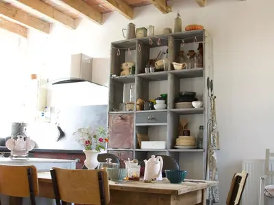 Cuisine ou kitchenette dans l'établissement Gîte charmant proche du Mans : nature, objets atypiques et ambiance familiale - FR-1-410-249