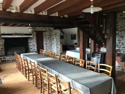Coin salon dans l'établissement Longère rénovée proche du Mans avec jardin et salle de jeux - FR-1-410-248