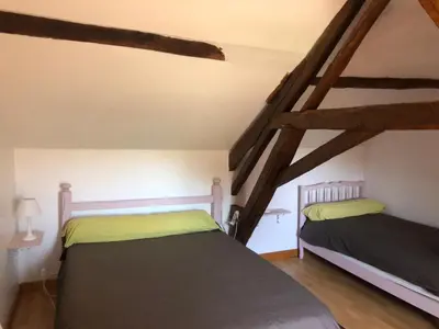 Un ou plusieurs lits dans un hébergement de l'établissement Longère rénovée proche du Mans avec jardin et salle de jeux - FR-1-410-248
