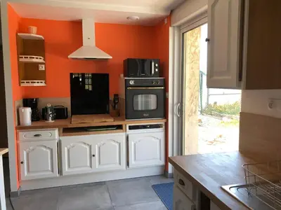 Cuisine ou kitchenette dans l'établissement Gîte tout confort près du circuit des 24H du Mans - 3 chambres, jardin et parking privé - FR-1-410-261