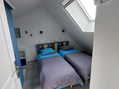 Un ou plusieurs lits dans un hébergement de l'établissement Gîte tout confort près du circuit des 24H du Mans - 3 chambres, jardin et parking privé - FR-1-410-261