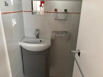 Salle de bains dans l'établissement Gîte tout confort près du circuit des 24H du Mans - 3 chambres, jardin et parking privé - FR-1-410-261