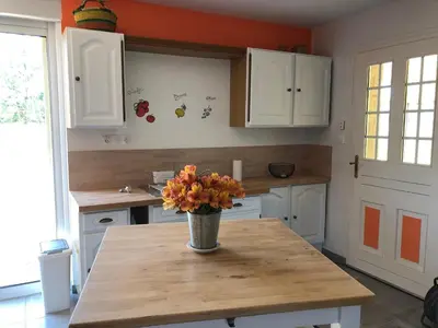 Cuisine ou kitchenette dans l'établissement Gîte tout confort près du circuit des 24H du Mans - 3 chambres, jardin et parking privé - FR-1-410-261