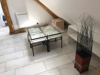 Coin salon dans l'établissement Gîte tout confort près du circuit des 24H du Mans - 3 chambres, jardin et parking privé - FR-1-410-261