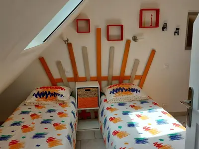 Un ou plusieurs lits dans un hébergement de l'établissement Gîte tout confort près du circuit des 24H du Mans - 3 chambres, jardin et parking privé - FR-1-410-261