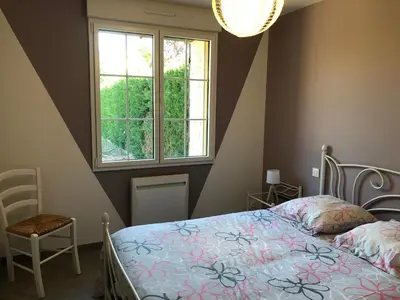 Un ou plusieurs lits dans un hébergement de l'établissement Gîte tout confort près du circuit des 24H du Mans - 3 chambres, jardin et parking privé - FR-1-410-261