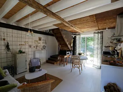 Coin salon dans l'établissement Gîte cosy à la ferme près du Mans - Jardin, Terrasse, Poêle à bois, et Sérénité Rurale - FR-1-410-269