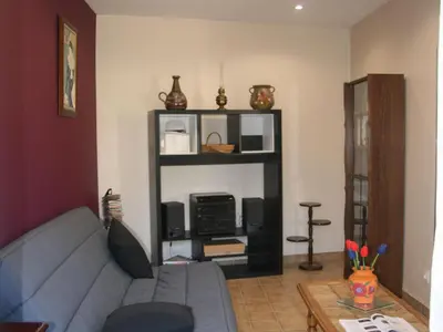 Coin salon dans l'établissement Maison confortable avec jardin, proche centre-ville et circuit 24h du Mans - FR-1-410-271